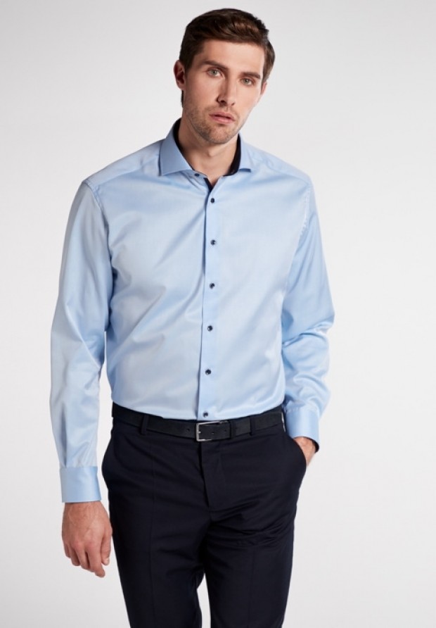 eterna vasalásmentes férfi ing világoskék cover shirt - modell