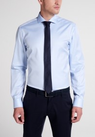 eterna vasalásmentes duplán karcsúsított férfi ing világoskék (cover shirt) - modell