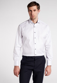 eterna vasalásmentes enyhén karcsúsított férfi ing fehér (sötétkék gombok, cover shirt) - modell