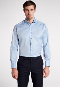 eterna vasalásmentes enyhén karcsúsított férfi ing világoskék (sötétkék gombok, cover shirt) - modell